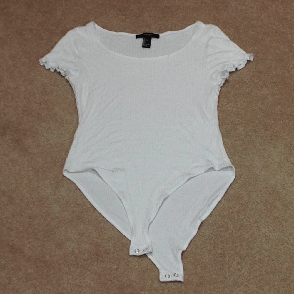 Ruffled sleeve bodysuit with light ribbing